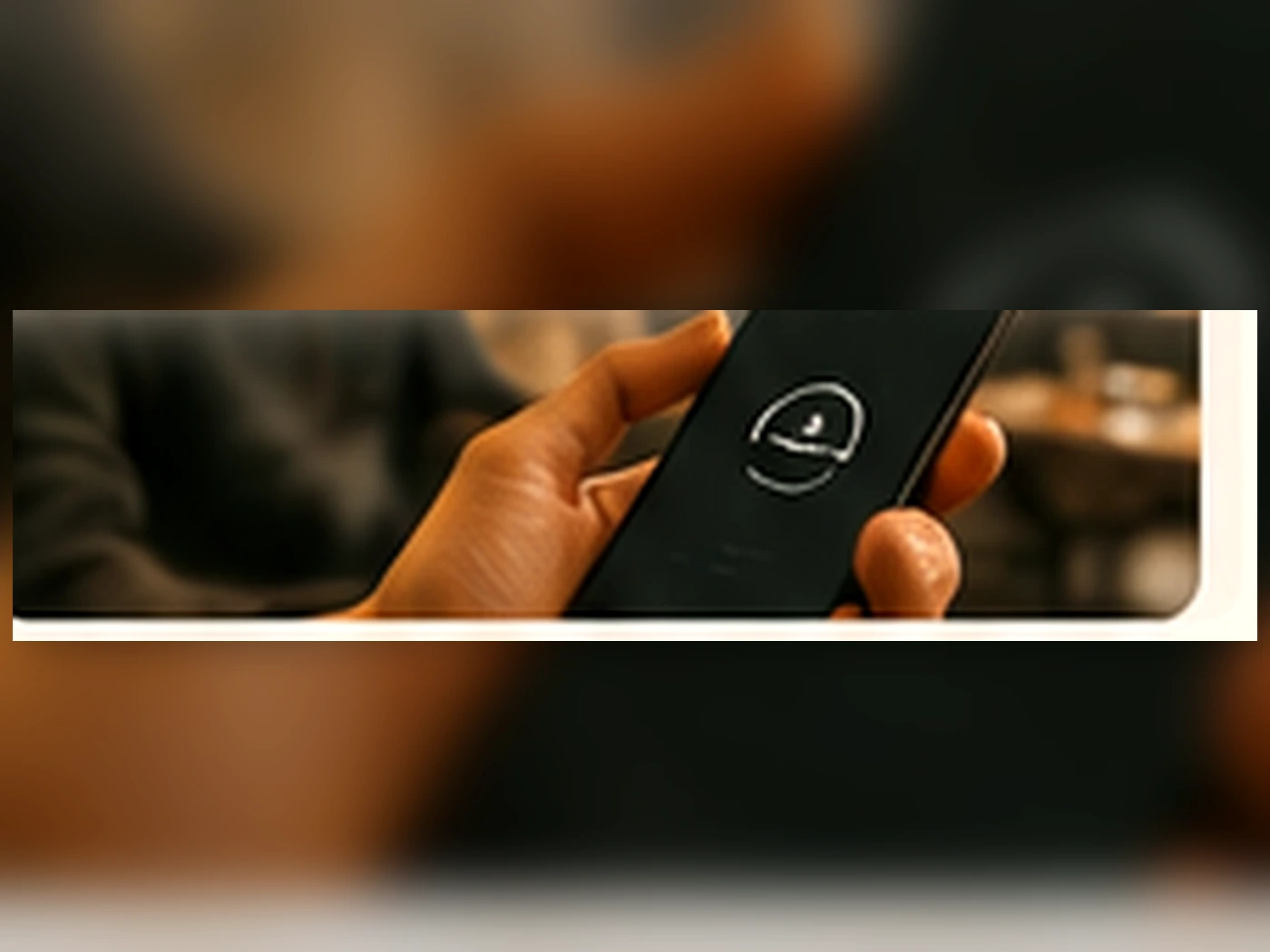 Gestionnaire consultant une alerte sur un téléphone